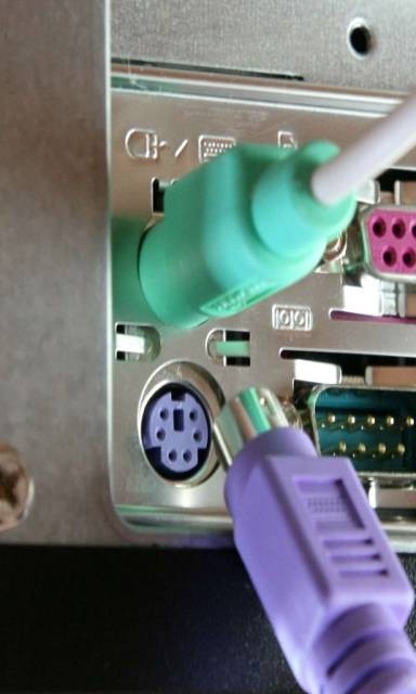 Plugging%20in%20a%20PS2%20connection.JPG