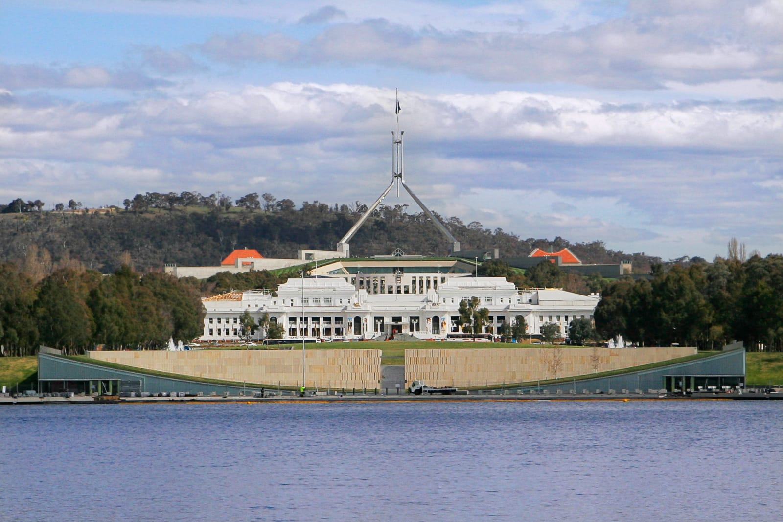 Old_and_new_parliament_houses_across_lake_crop.jpg